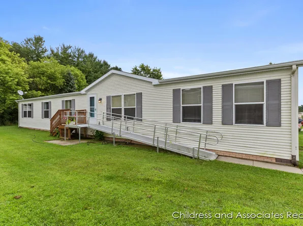 7372 Woods Edge Dr NE, Belmont, MI 49306