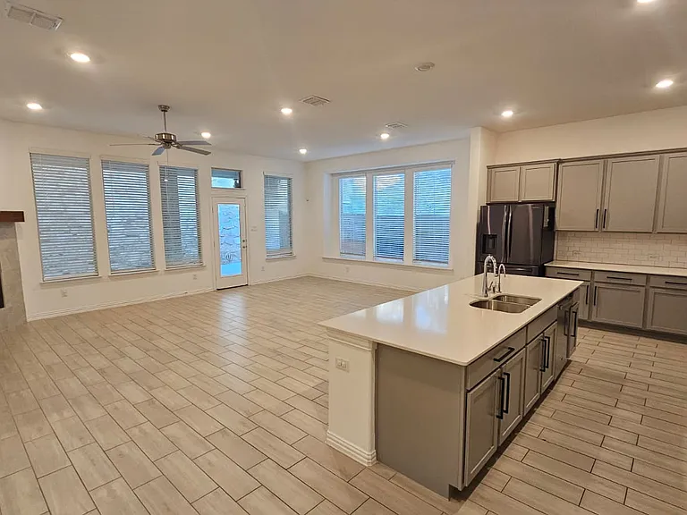 1022 Lakebend Ct — Photo 4