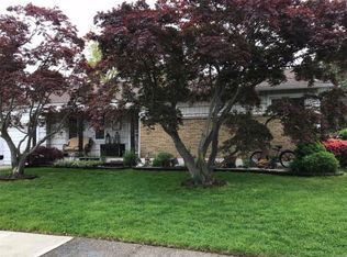 1079 Gardiner Dr, Bay Shore, NY 11706