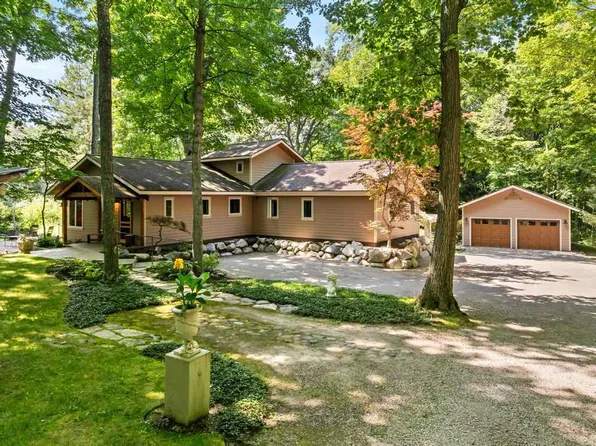 1217 N Lake Shore Dr, Harbor Springs, MI 49740