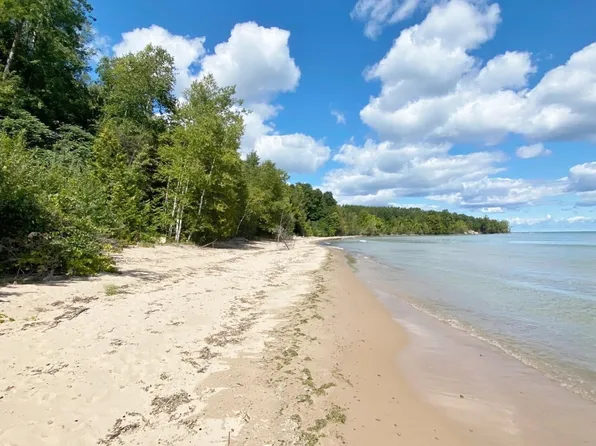 6248 Lakeshore Rd N, Palms, MI 48465