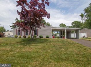 9 Yellowood Dr, Levittown, PA 19057