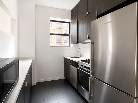 3rd image of 29 Brooklyn Ave APT 1B