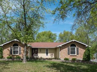 15695 Cedarmill Dr, Chesterfield, MO