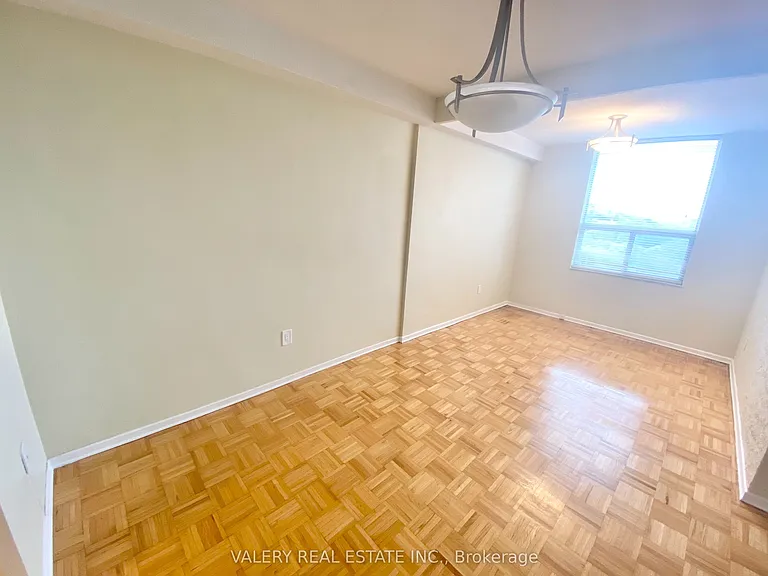 10 Edgecliff Golfway #711 — Photo 3