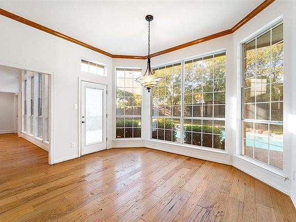 3rd image of 665 Hawthorn Cir