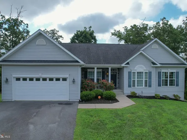 35 Kanawha Ct, Falling Waters, WV 25419