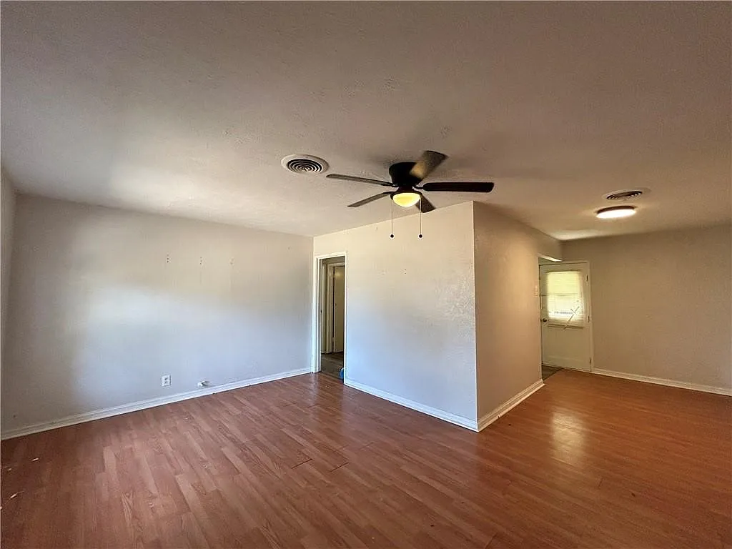 3 bed, 2.0 bath, 1313 sqft, $1,595 — Photo 2
