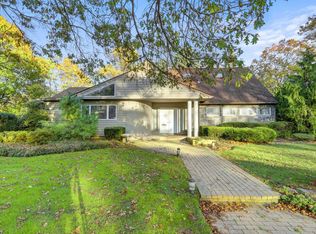 55 Field Ln, Roslyn Heights, NY 11577