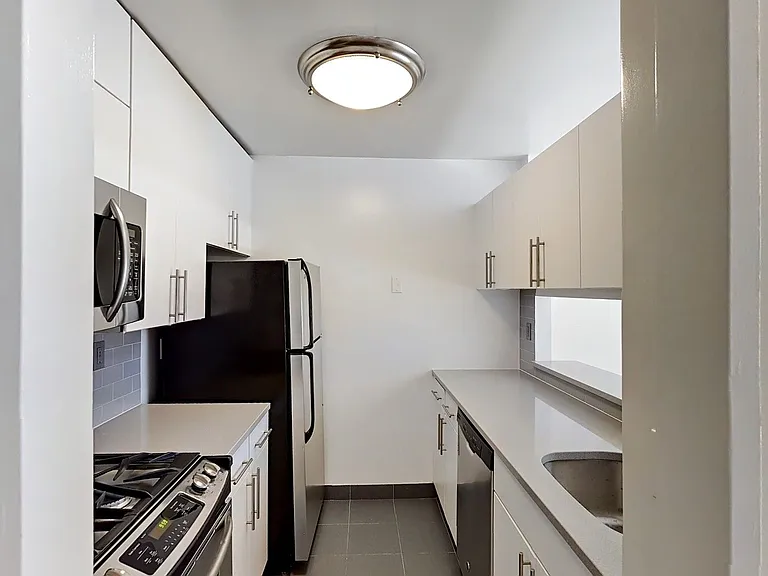 260 W 52nd St #25A — Photo 1