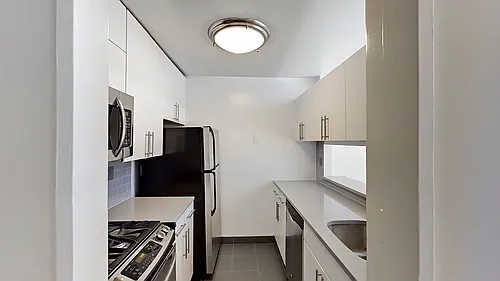 260 W 52nd St Photo 1