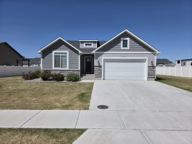 3987 N Livingston Ave — Photo 2
