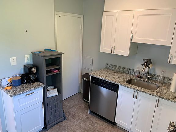 3rd image of 380 Parkview Dr