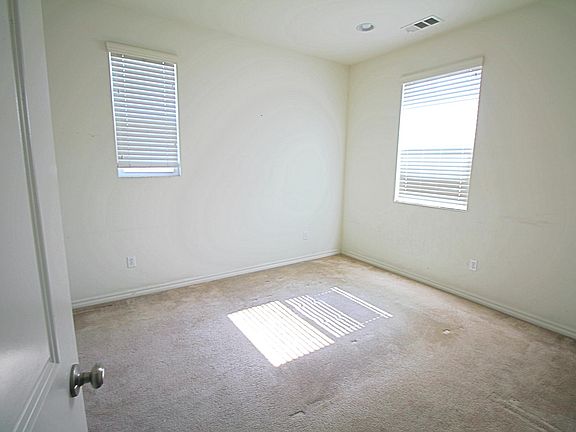 3rd image of 914 N Woodbine Way