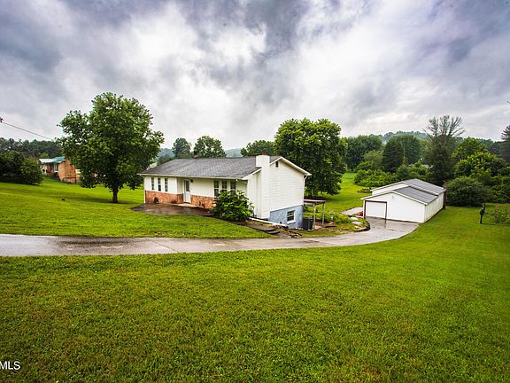 2nd image of 3028 Meadowview Dr