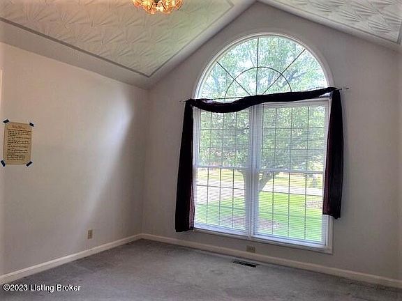 5th image of 385 Stoneledge Dr