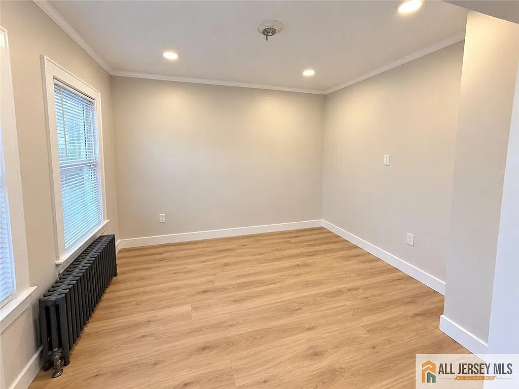 3 bed, 1.0 bath, 1620 sqft, $2,350 — Photo 3