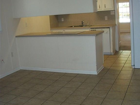 4th image of 715 S Cypress Dr.