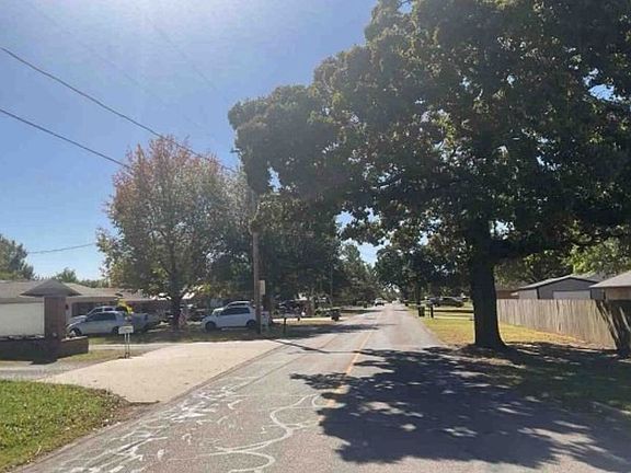 Exterior Neighborhood (street photo)