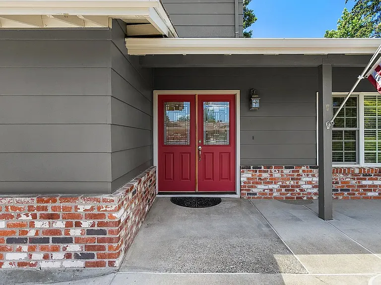 4915 NW 186th Ave — Photo 3