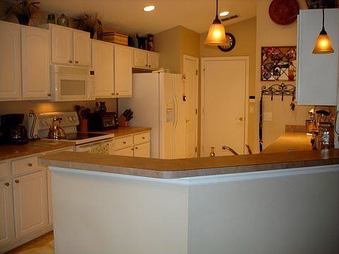 Kitchen with breakfast bar