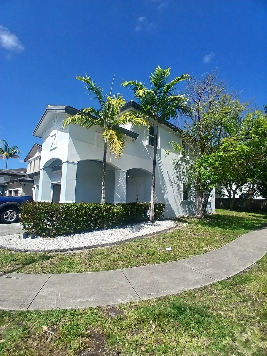 Building Photo - 349 NE 36th Avenue Rd
