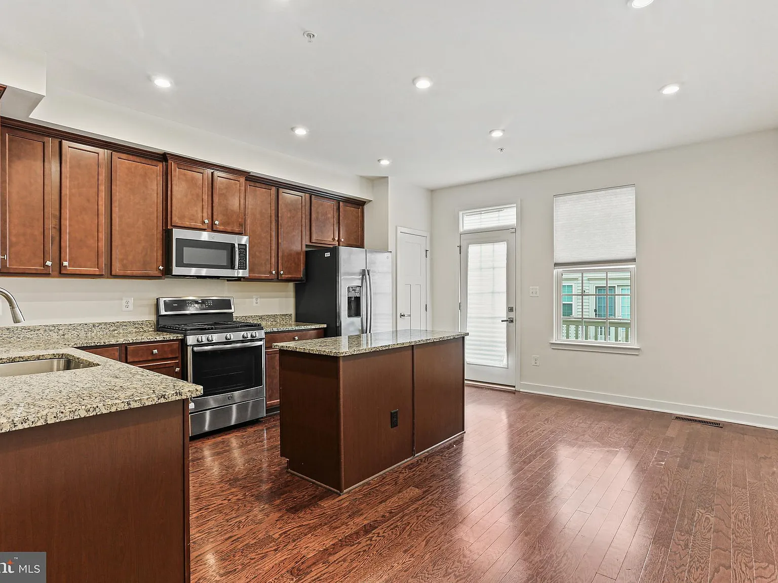 3 bed, 1300 sqft, $3,600 — Photo 2