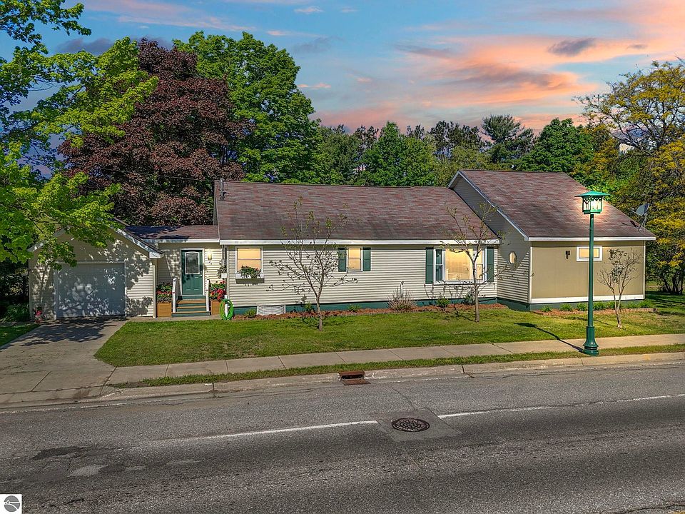1st image of 425 N Brownson Ave