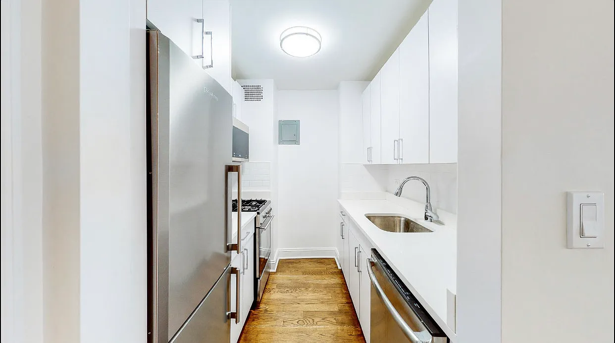 96 5th Ave — Photo 3