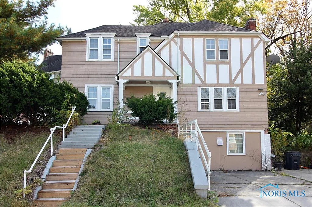 2547 Greenway St photo 1