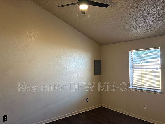 5th image of 621 Race St APT 3