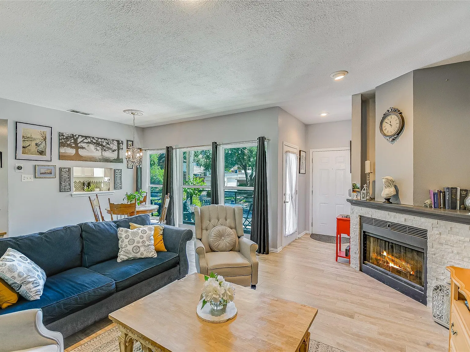 2 bed, 2.0 bath, 991 sqft, $1,900 — Photo 3