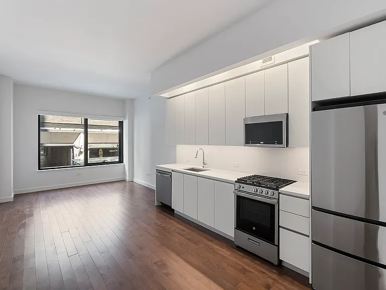 232 E 54th St #5D — Photo 3