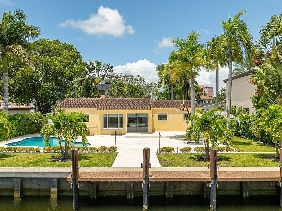 330 Coconut Isle Dr