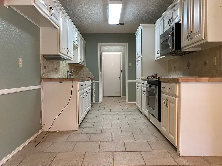 7712 Grover Ave — Photo 6