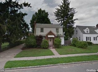 28 Thorman Ave, Hicksville, NY 11801