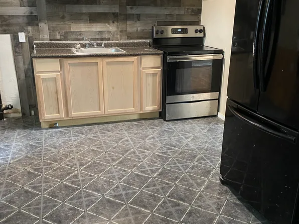 1 Putnam Cir, Springfield, MA 01104
