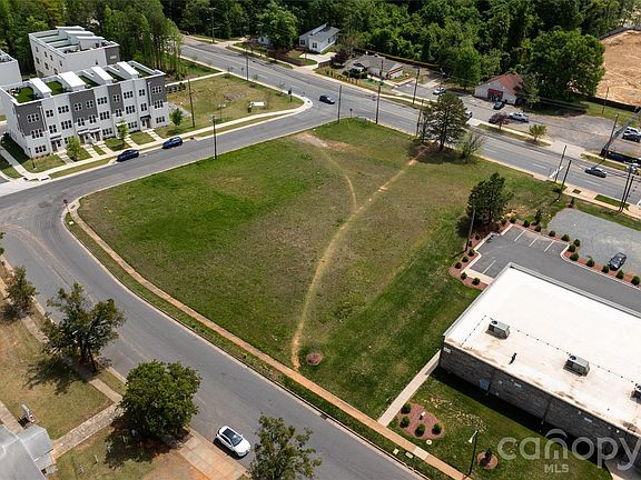 3rd image of 3102 West Blvd