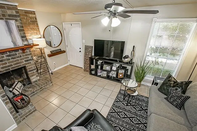 2 bed, 1.5 bath, 1000 sqft, $1,400 — Photo 3