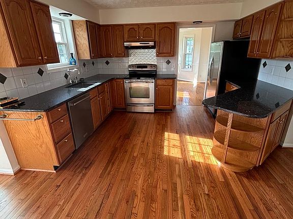 5th image of 90 Lee St