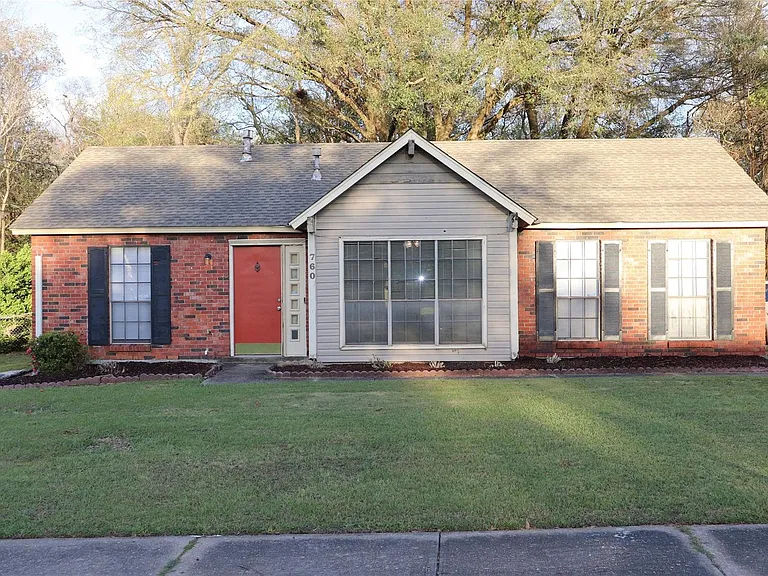 760 N Burbank Dr — Photo 1