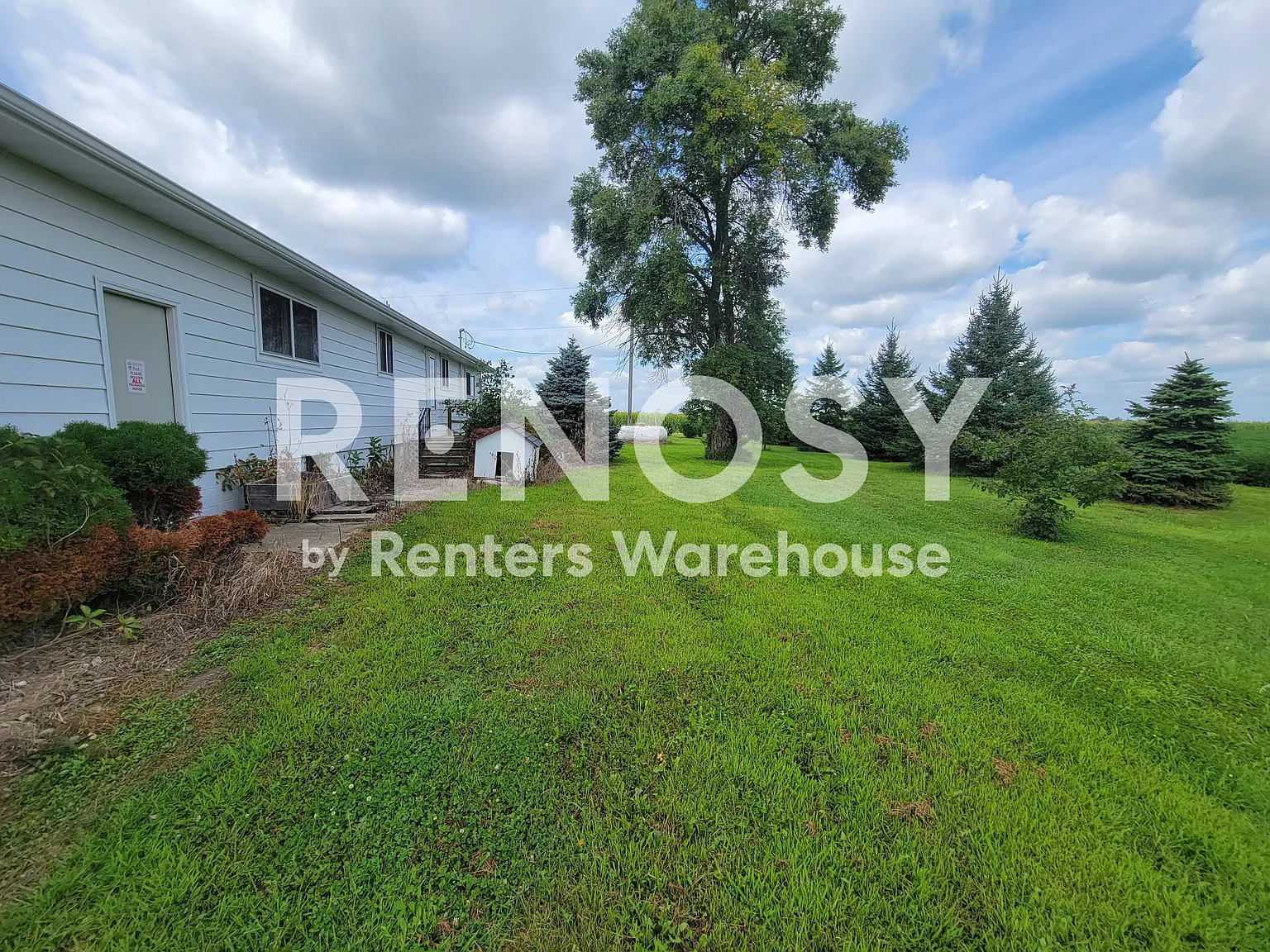 Available Now 3 Bedroom 1 Bath Country Home In Janesvile — Photo 3