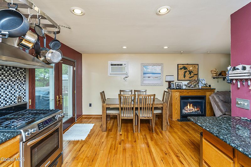 4th image of 331 Butterfield Avenue