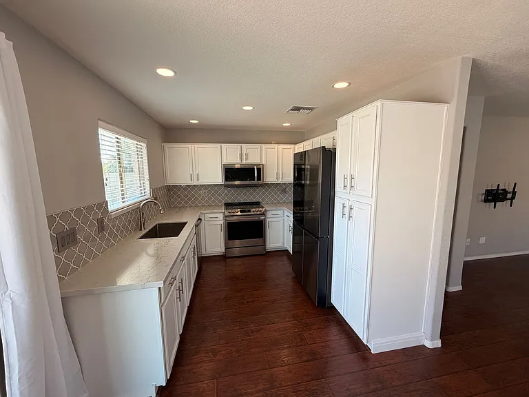 17520 W Watson Ln — Photo 3