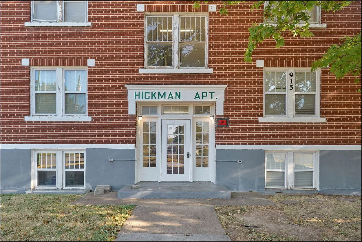 Hickman Plaza Apartments / 915 E. Elm Street — Photo 2