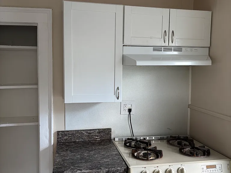 223 Spencer St — Photo 6