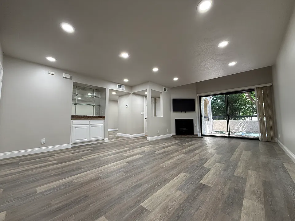 21620 Burbank Blvd #4