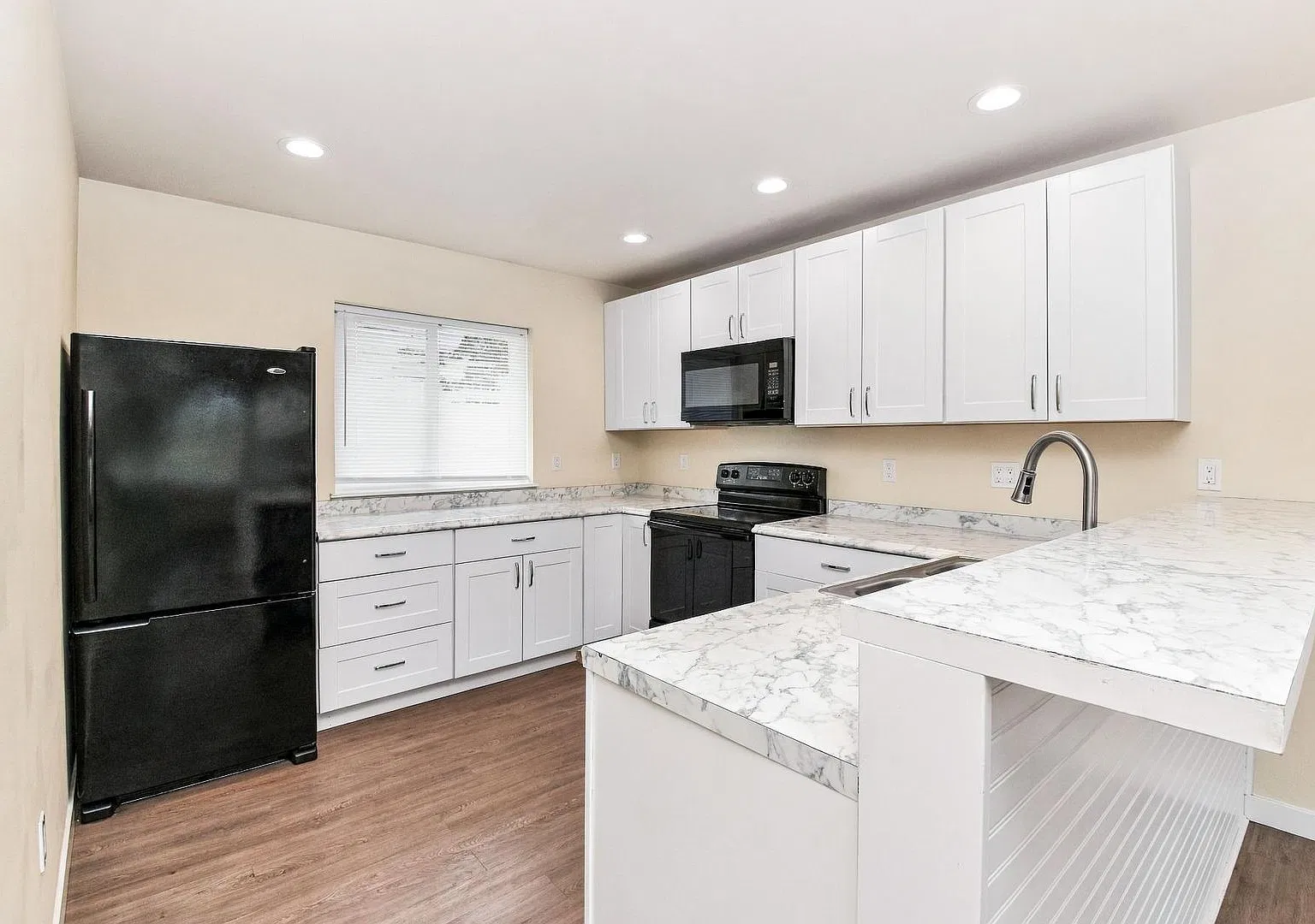 Limited-Time Offer: $25 Application Fee, Apply Today! Rent Special! $1000 Off Of First Month! — Photo 4