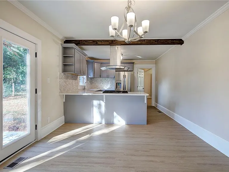 415 E 10th St SE — Photo 13