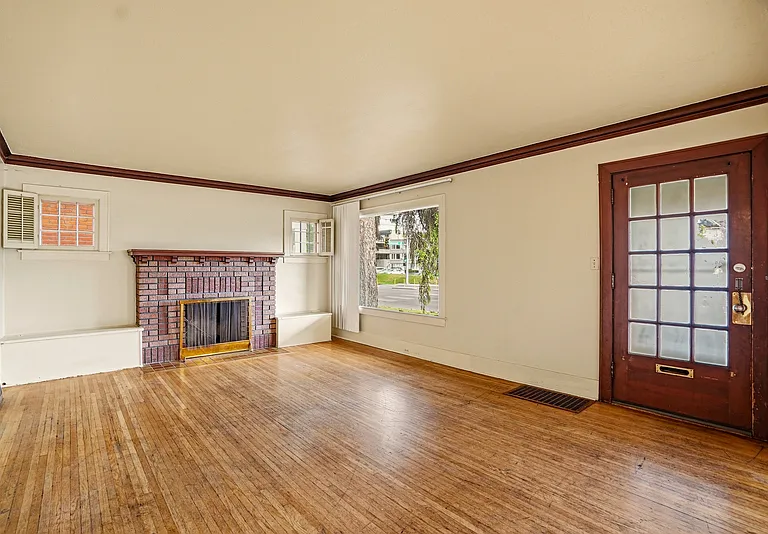 808 E Mission Ave — Photo 10